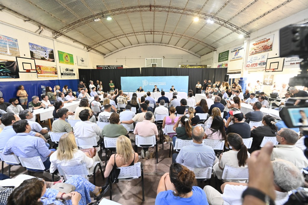 Kicillof en Tres Arroyos: reunión con el sector productivo, e inversión en salud y educación 