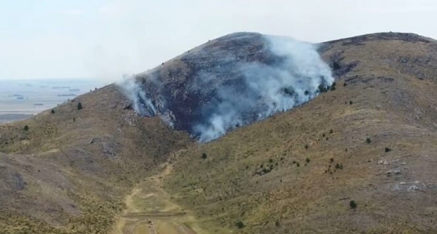 Más de 25 dotaciones de Bomberos trabajan en un gran incendio en Sierra de la Ventana