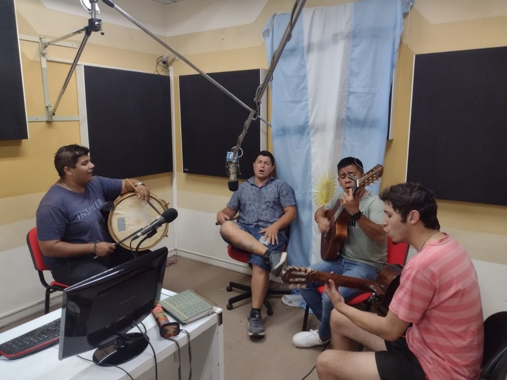 Los Herederos visitaron los estudios de Radio Olavarría