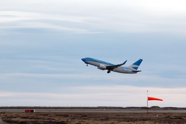 El Gobierno mantendrá un impuesto que encarece los pasajes al exterior un 7%