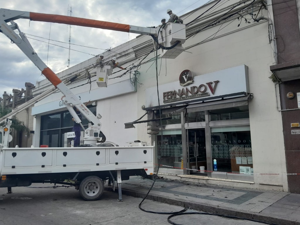 Sobrecarga de energía provocó una explosíón e incendio en el toldo de un comercio