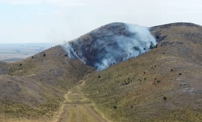 Más de 25 dotaciones de Bomberos trabajan en un gran incendio en Sierra de la Ventana