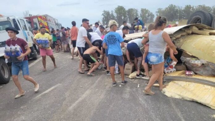 Camionero murió en un vuelco y le saquearon la carga