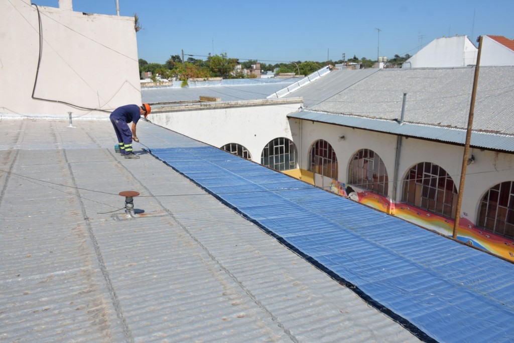 Continúan obras en seis establecimientos educativos