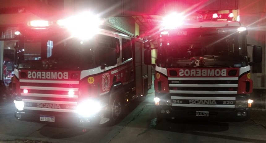 Incendio de pastos en la madrugada de este lunes