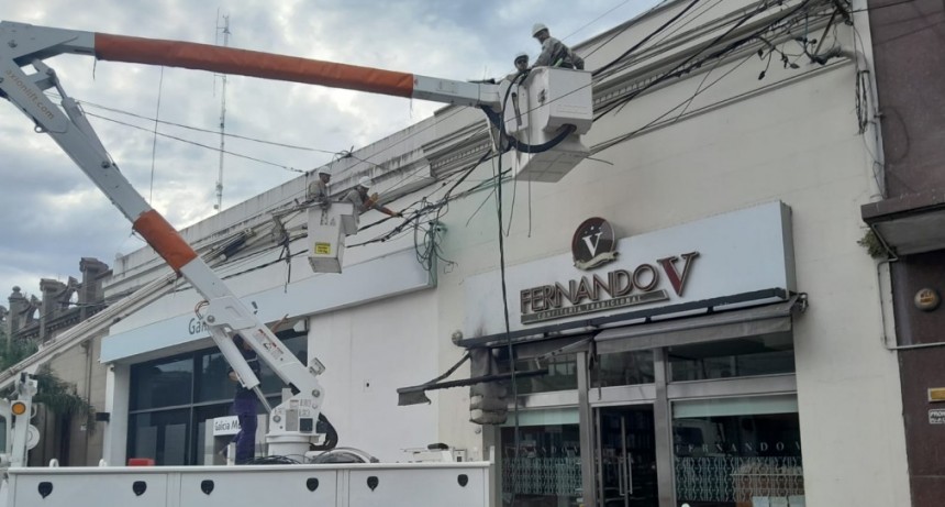 Sobrecarga de energía provocó una explosíón e incendio en el toldo de un comercio