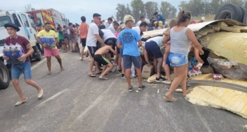 Camionero murió en un vuelco y le saquearon la carga