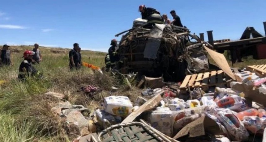 Tres muertos por un brutal choque entre un auto y un camión en Tandil