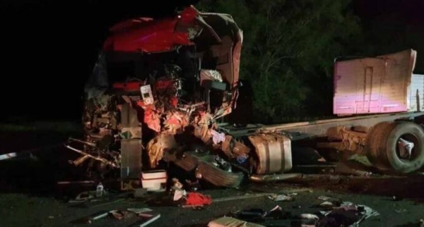 Dos muertos tras un choque frontal entre dos camiones en la ruta 51 en cercanías de Cnel. Pringles