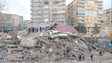 Ya son más de 7.100 los muertos por el terremoto en Turquía y Siria 