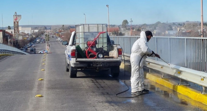 Limpieza de los puentes sobre avenidas Colón y Del Valle