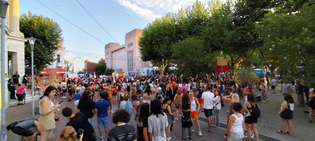 Multitudinaria marcha antifascista y antiracista en Olavarría