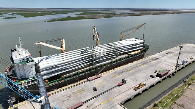 Parque eólico CASA de YPF Luz en Olavarría: arribaron a Bahía Blanca las palas de 80 metros de largo