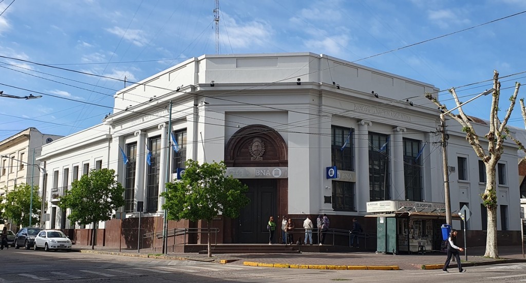 Pese al rechazo del Congreso, Milei firmó un decreto para que el Banco Nación sea sociedad anónima