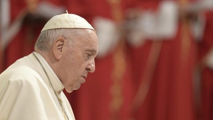 Los médicos que atienden al papa Francisco aseguraron que “no corre peligro de muerte”