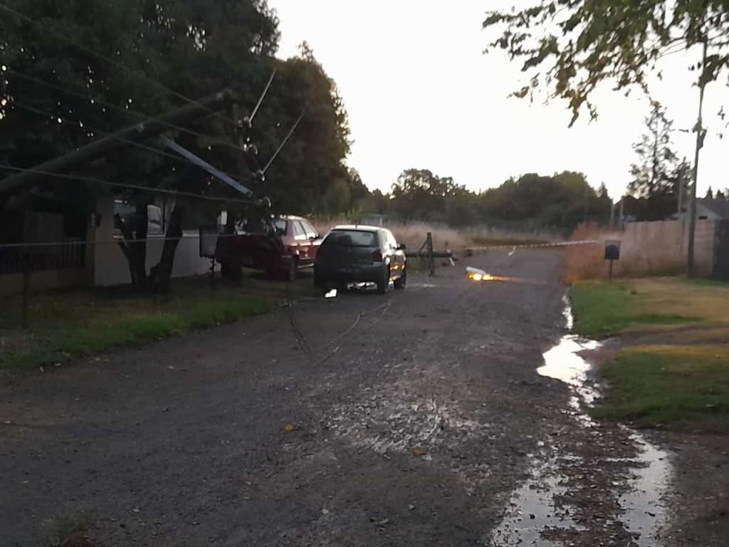 El temporal de la tarde ocasionó más destrozos y evacuados