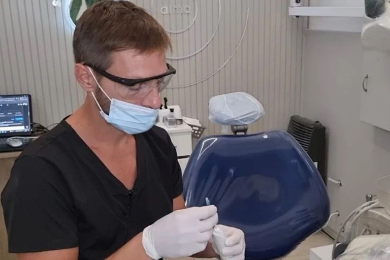 Un odontólogo argentino creó un gel removedor de caries que no necesita torno