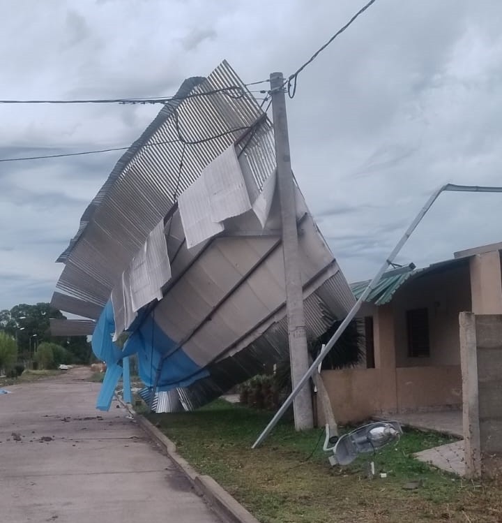 En barrio AOMA, la sociedad de fomento asiste a los evacuados tras el temporal