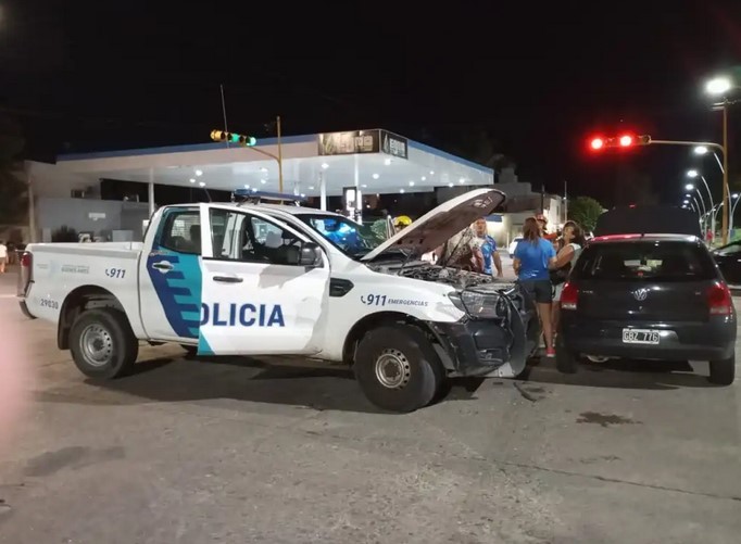 Choque de patrullero y auto, sin lesionados graves