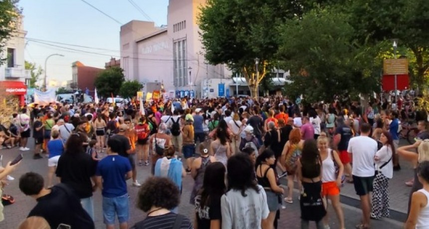 Multitudinaria marcha antifascista y antiracista en Olavarría