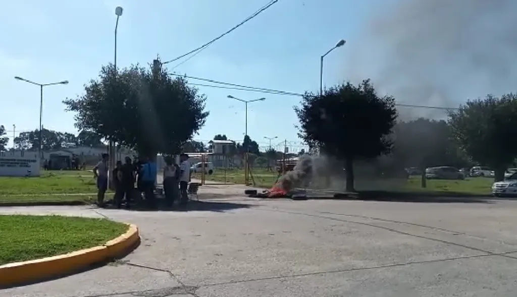 Familiares de un interno realizaron una quema de neumáticos afuera de la Unidad 38
