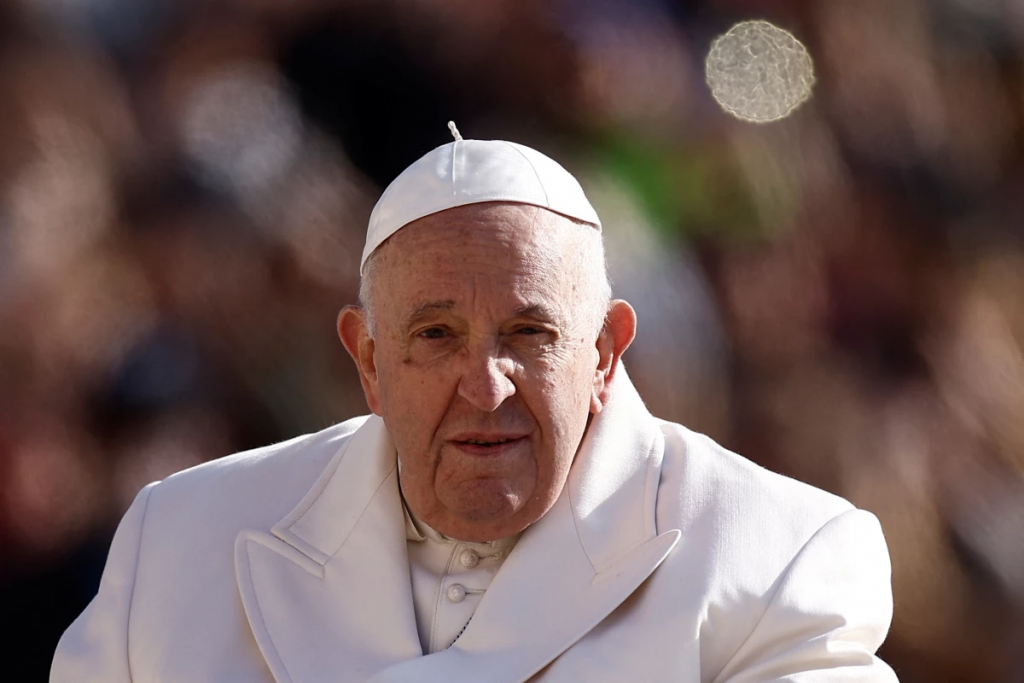 El papa Francisco sigue mejorando y sería dado de alta este sábado