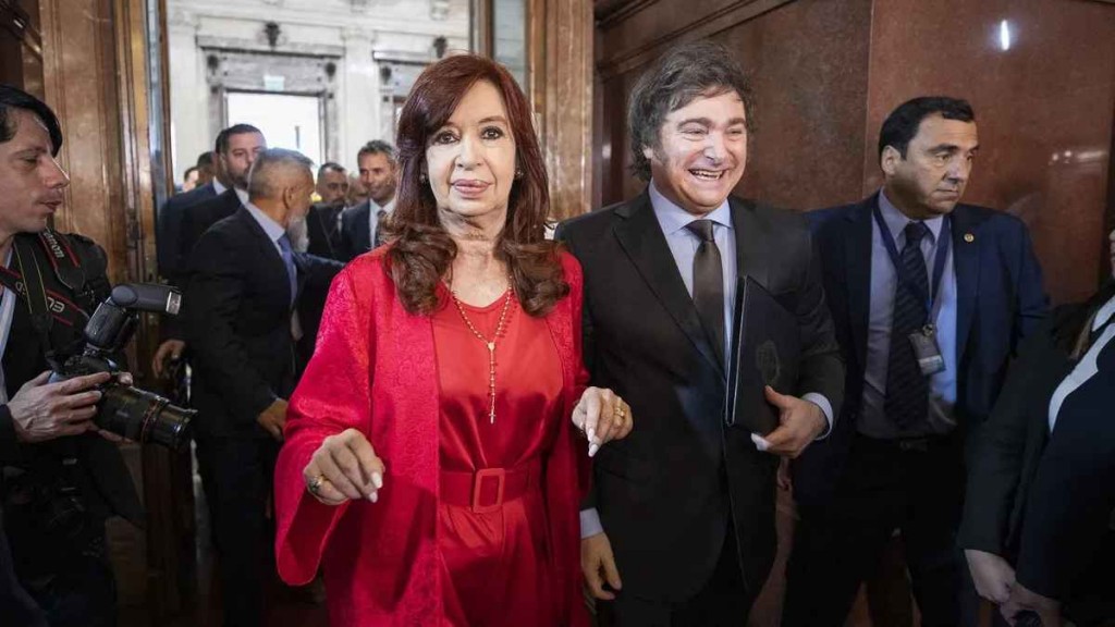 El presidente se aumentó el sueldo, pero al hacerse público echó la culpa a CFK y afirmó que quedará sin efecto
