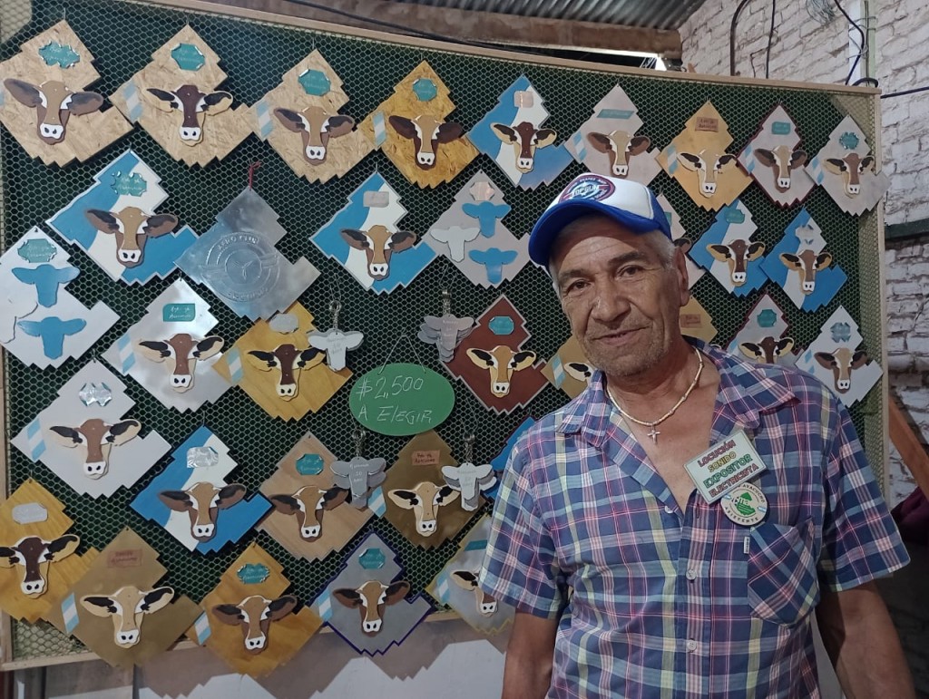 Gerardo Jetip, el artesano que diseñó la patente de la Fiesta Nacional del Ternero