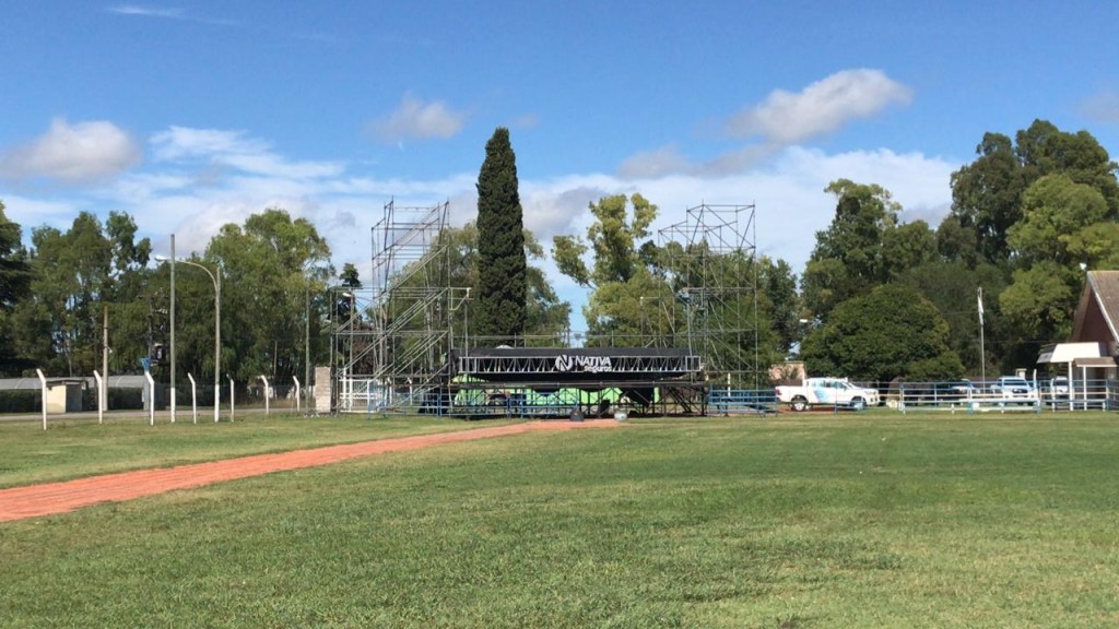 Comenzó el armado del escenario para el festival