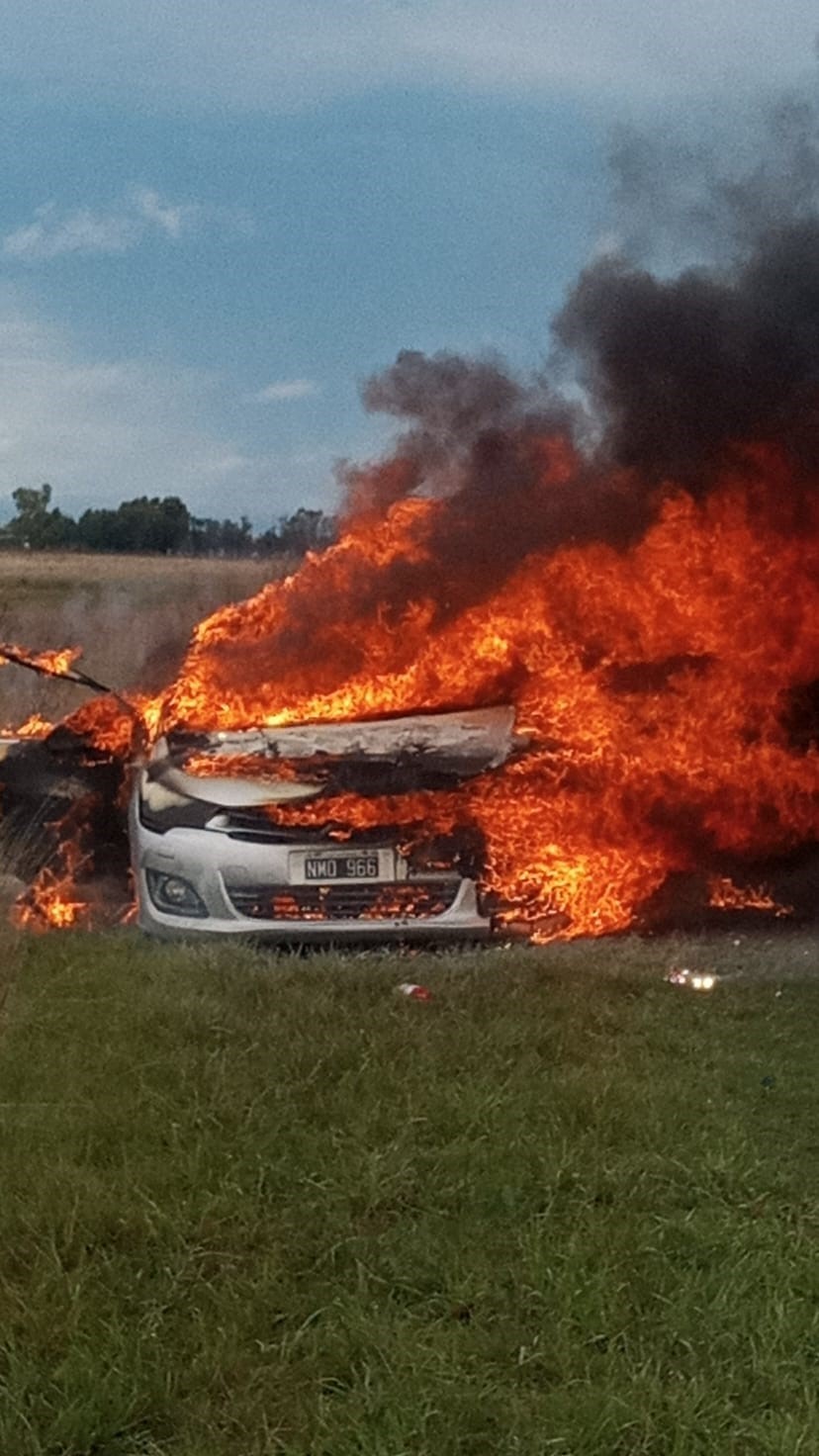 Pérdidas totales en el incendio de un auto en la ruta