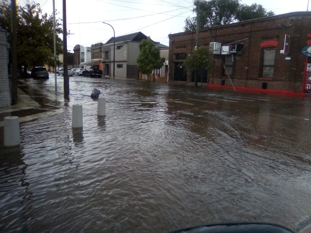 El agua baja pero continúa el alerta por tormentas fuertes