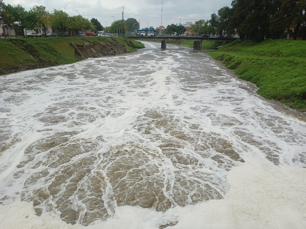 Abrieron las compuertas del Arroyo sobre calle Hornos