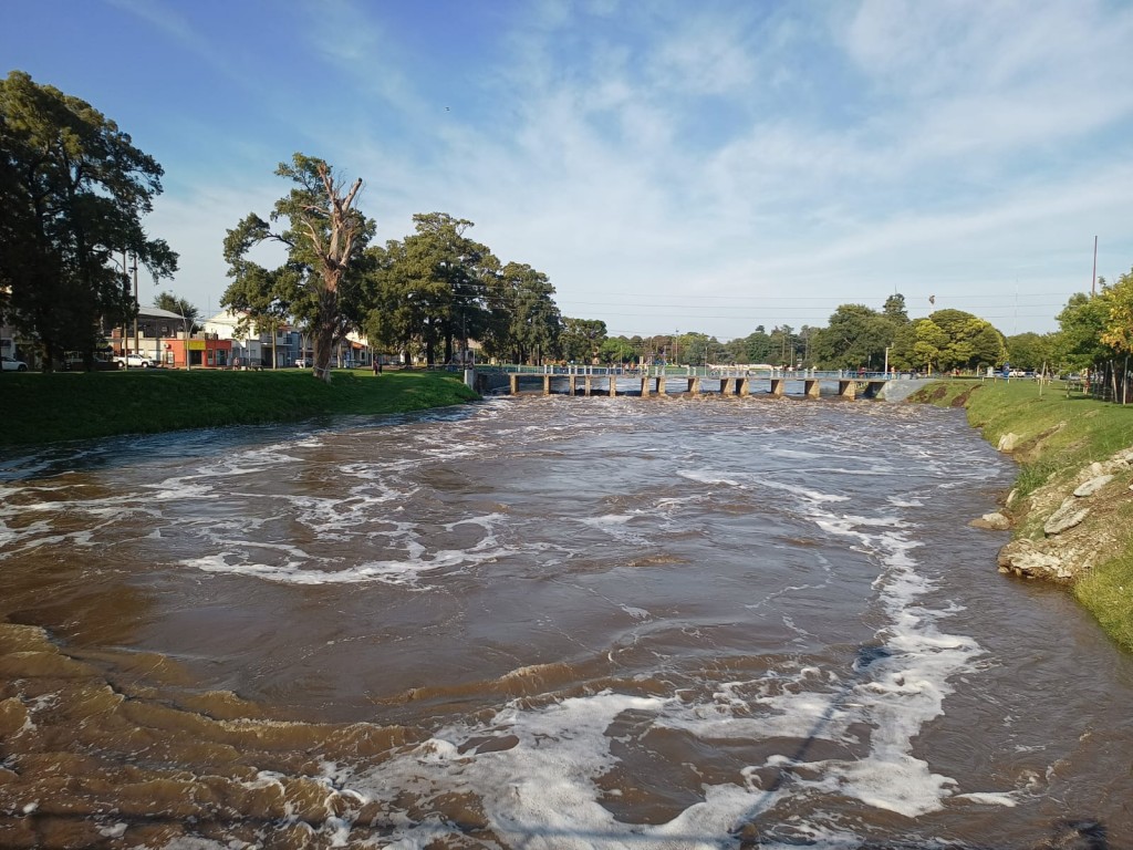 Continúa el monitoreo del arroyo Tapalqué y de asistencia a familias por parte del municipio