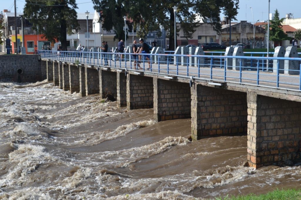 UPD: Reiteran el pedido de no frecuentar el sector de barrancas del arroyo Tapalqué