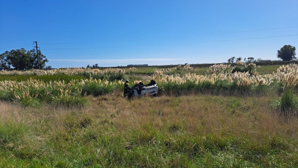 Volcó un auto con cuatro pasajeros a 10 kilómetros de Bolívar