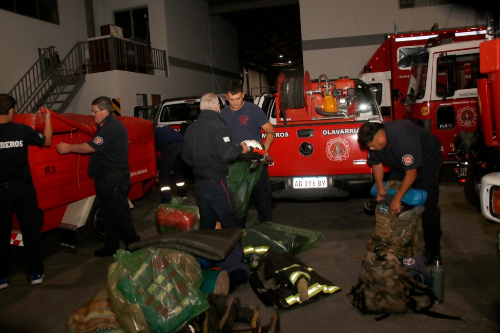 Un grupo de bomberos olavarrienses partieron rumbo a Bahía Blanca