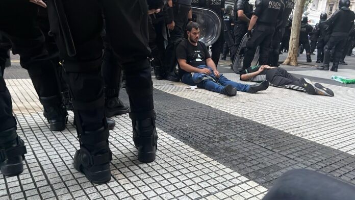 La jueza que liberó a los detenidos por los incidentes en el Congreso dijo que priorizó el derecho de protesta