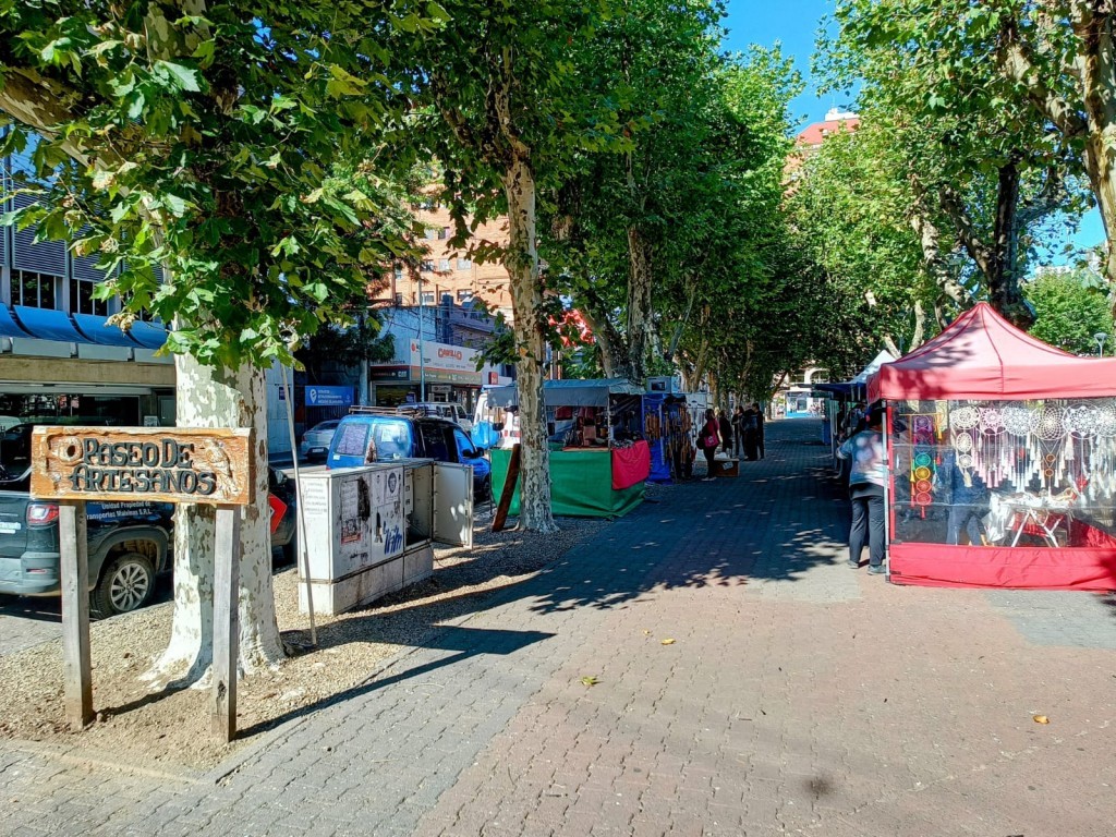 Institucionalizan el espacio de los artesanos en la Plaza Central