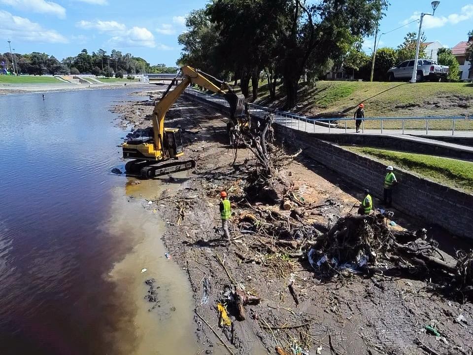 El Municipio continúa con tareas de limpieza en el cauce del arroyo Tapalqué