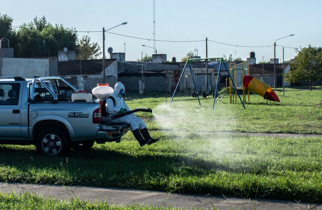 Continúa la fumigación de espacios públicos en distintos puntos del Partido 