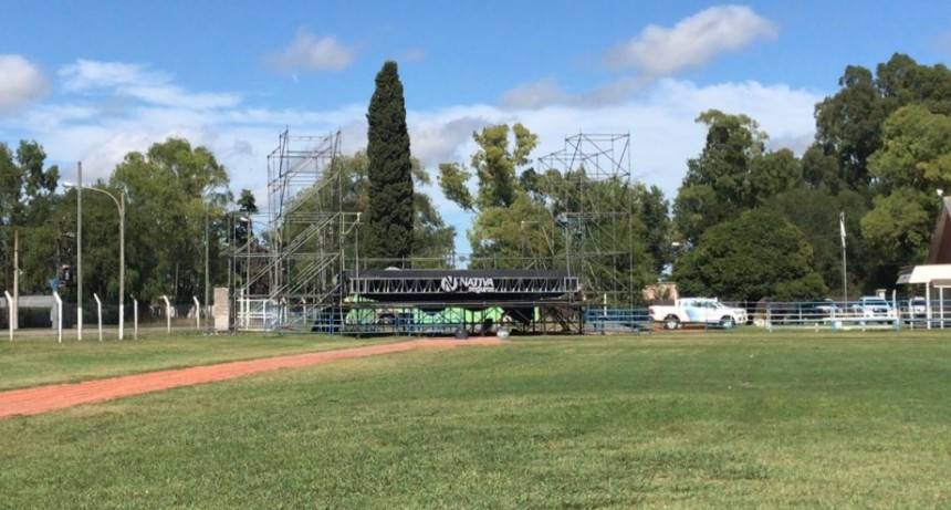 Comenzó el armado del escenario para el festival