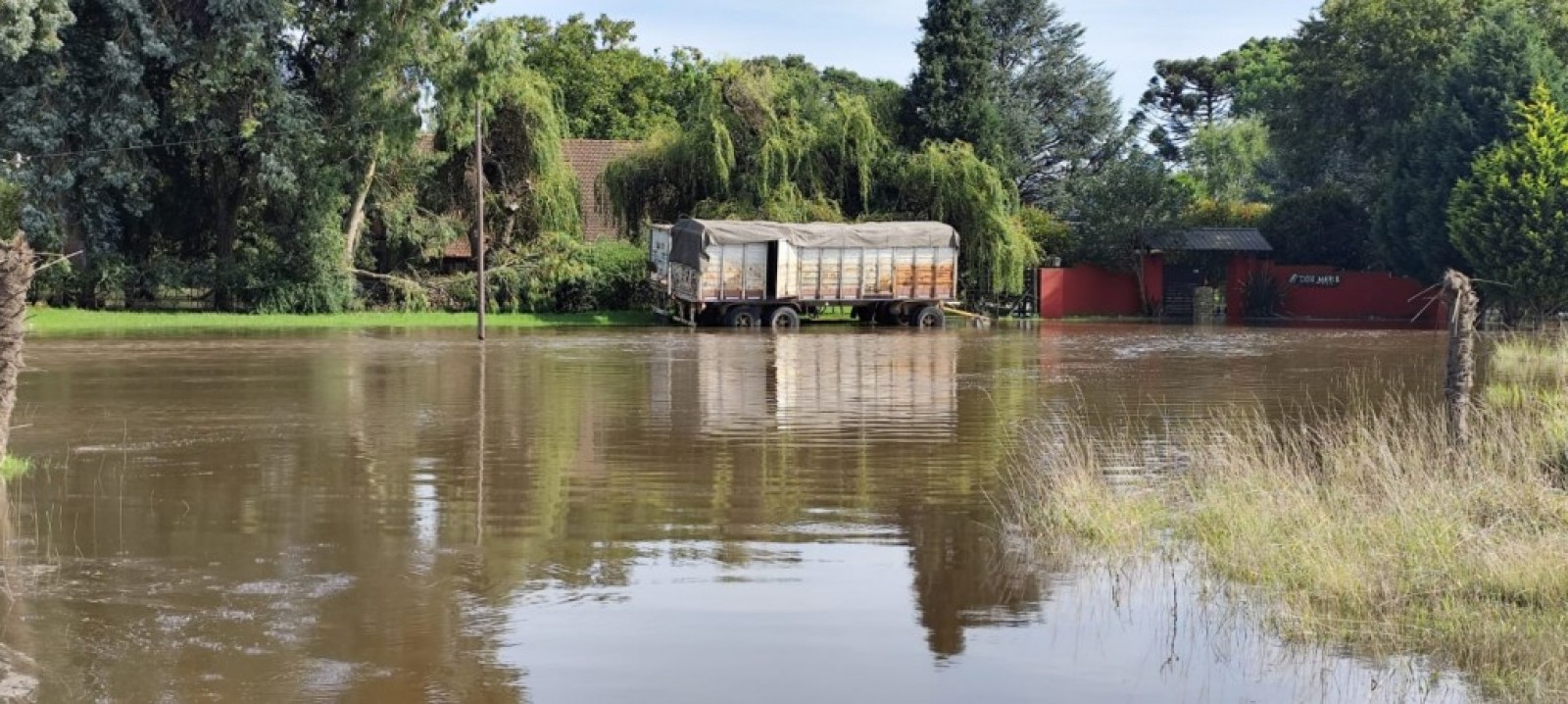 Desbordó el arroyo Tapalqué en el cruce Calle Río Limay y Brown