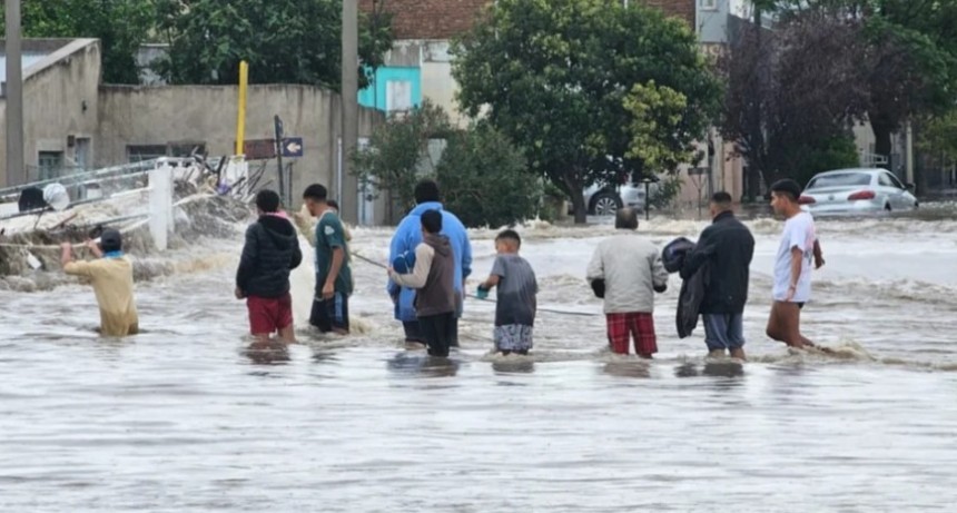 Bahía Blanca: 1321 evacuados y 10 fallecidos, continúan los operativos de asistencia