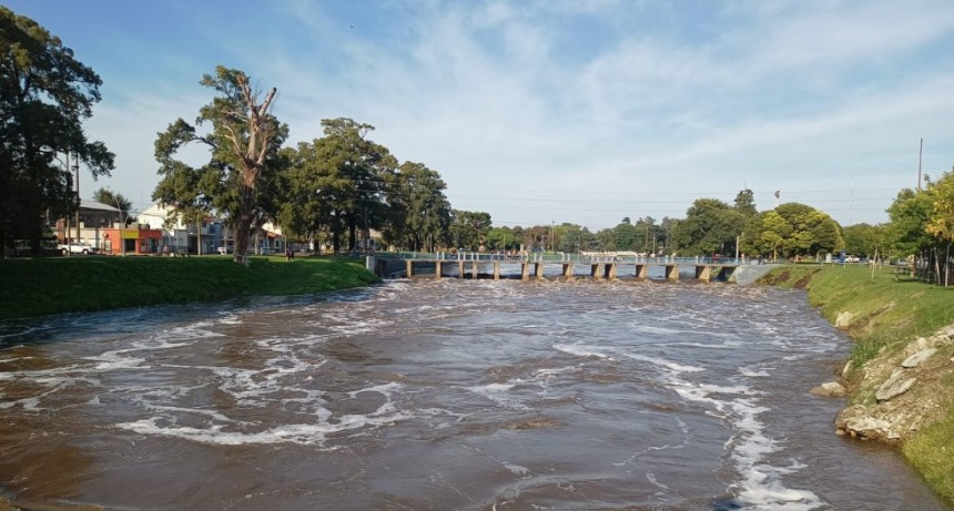 Continúa el monitoreo del arroyo Tapalqué y de asistencia a familias por parte del municipio