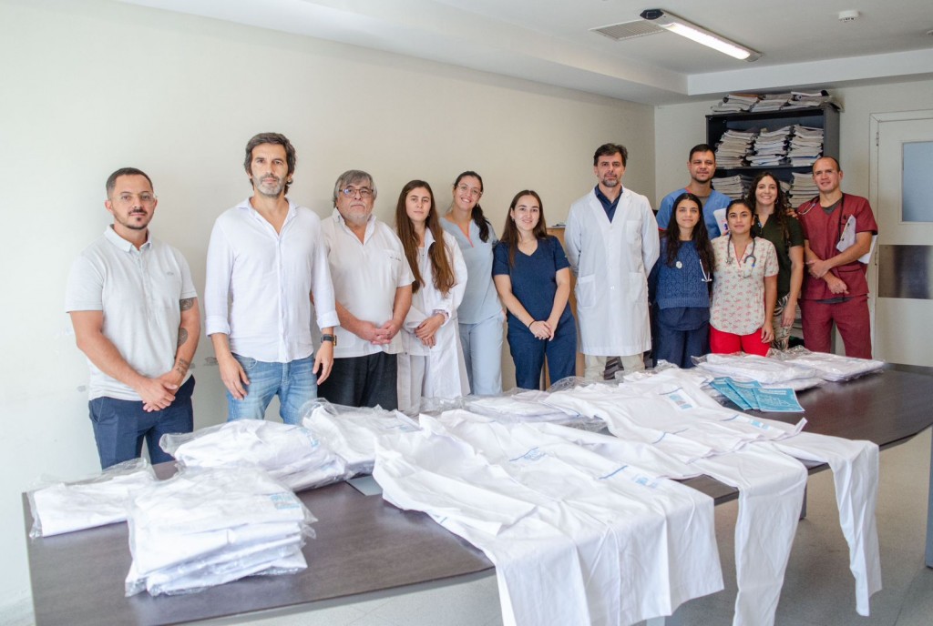 Salud: el municipio entregó indumentaria para residentes de las distintas especialidades del Hospital Municipal