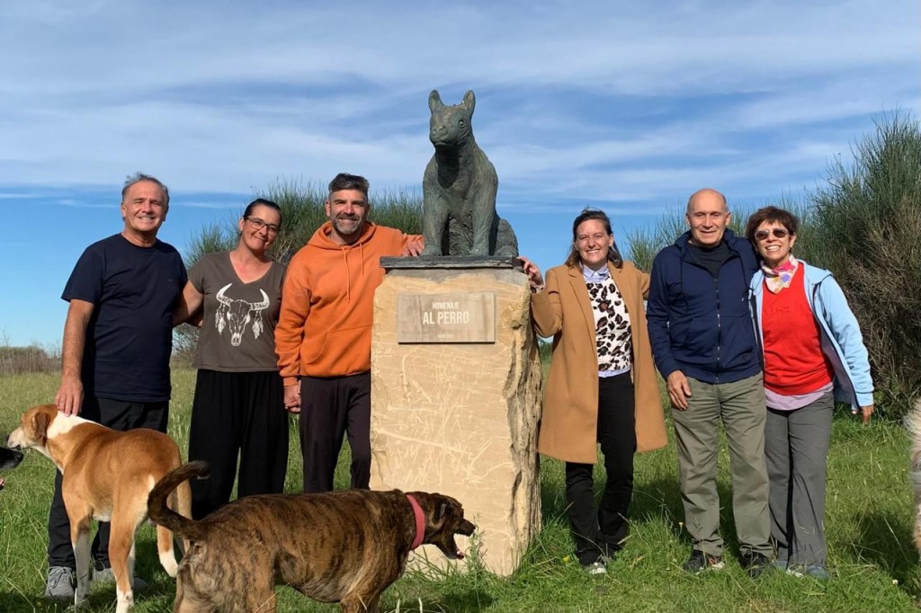 Hay un monumento al perro en Colonia Nievas