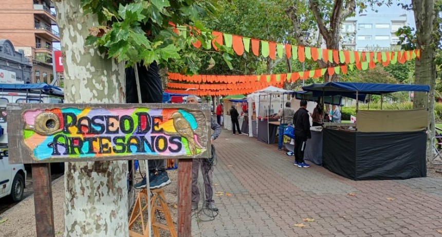 Artesanos fiscalizados en el Paseo de la Plaza Central