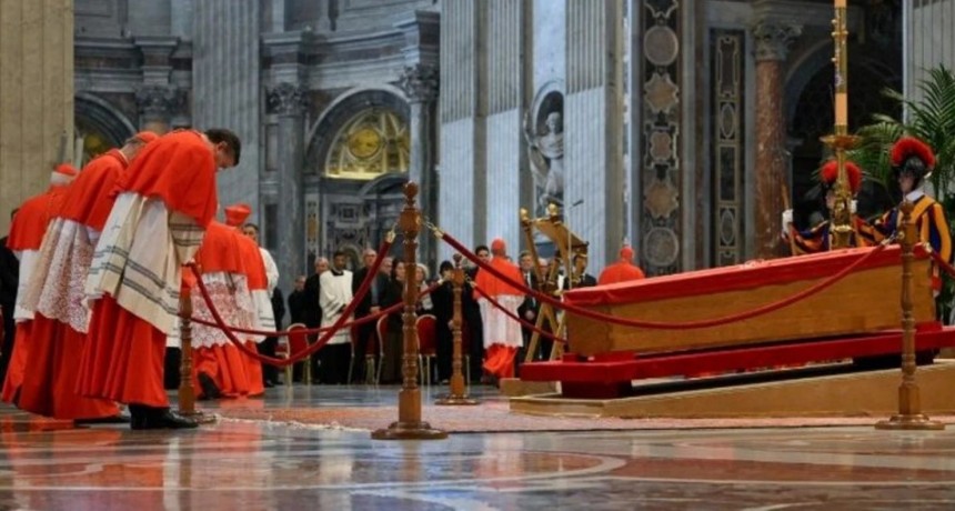 El cuerpo del papa Francisco permanecerá en la basílica de San Pedro durante tres días antes del funeral