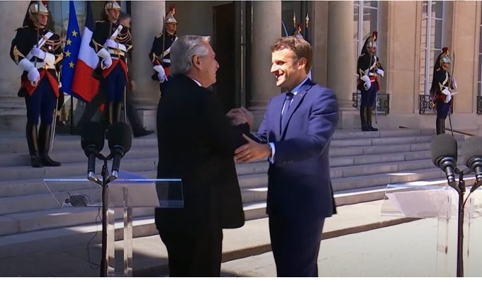Fernández al reunirse con Macron: 'El mundo precisa más proteínas, no más misiles'