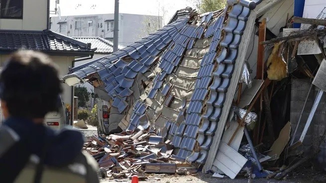 Un fuerte sismo en Japón hizo temblar edificios y paralizó el servicio de trenes 